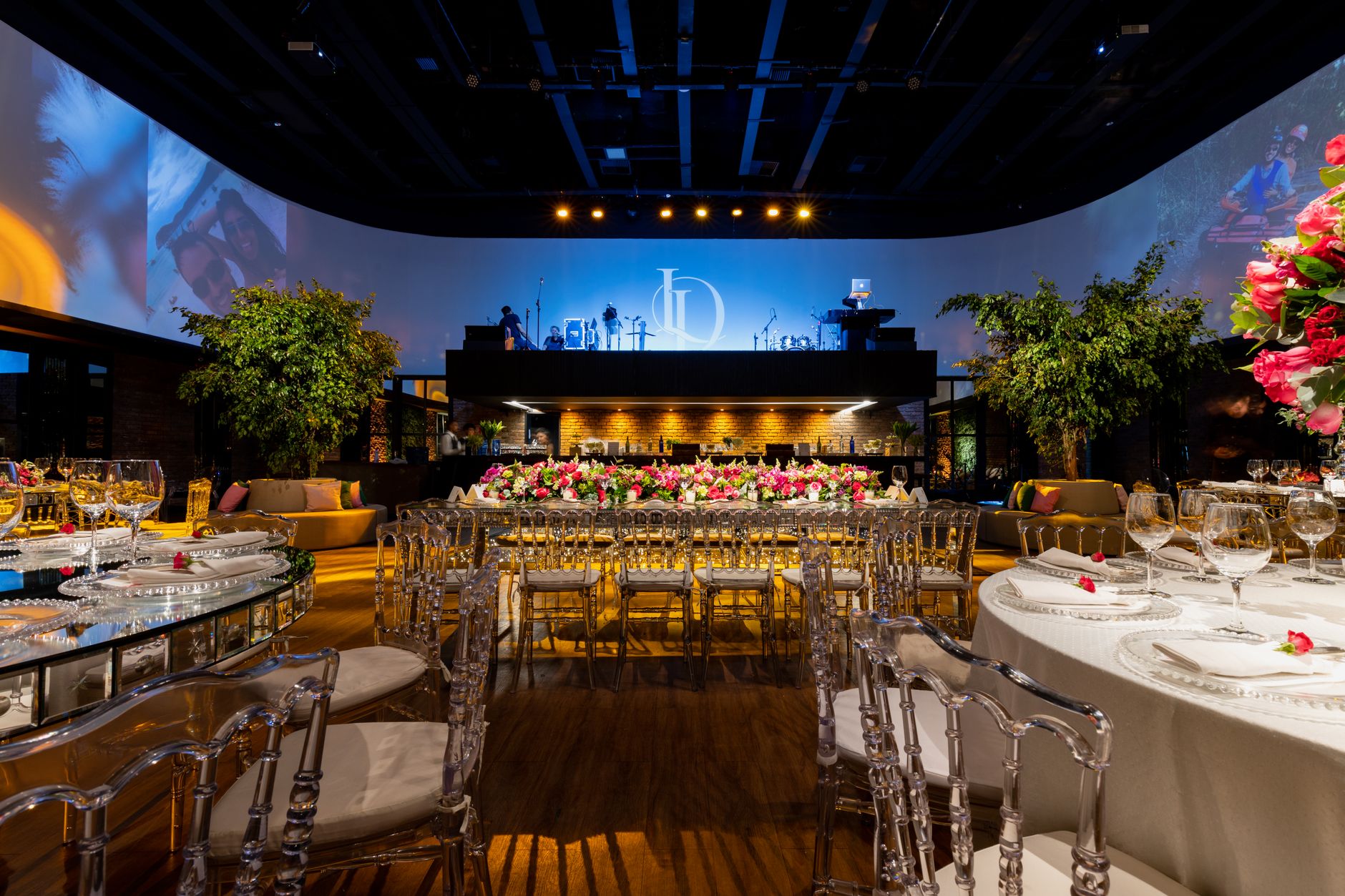Luxurious indoor wedding reception with elegant table settings, floral arrangements, and ambient lighting. — Stylish Bathroom
